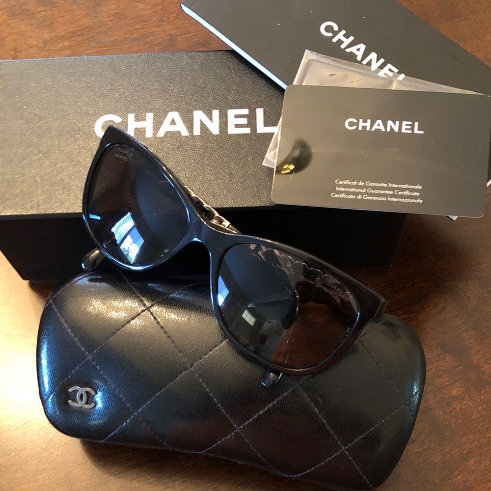 CHANEL Chic Black Sunglasses